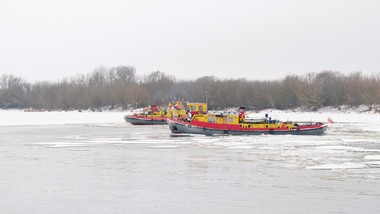 rekin, orka i tygrys wypłynęły na wisłę. mają ochronić przed powodzią