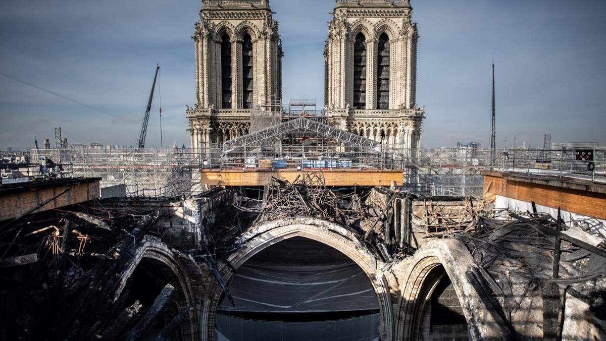 Odbudowa katedry Notre-Dame w Paryżu: usunięto rusztowanie, zdjęcia z wnętrza