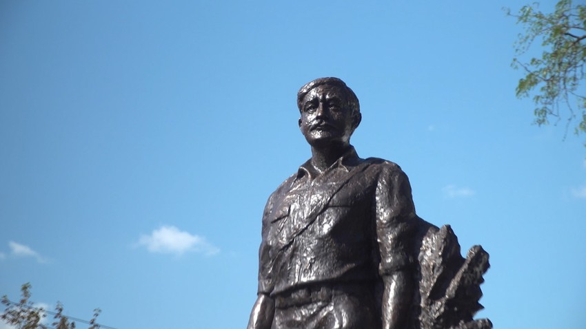 U Parku narodnih heroja u Kozarskoj Dubici nalazi se spomen bista majora Tepića