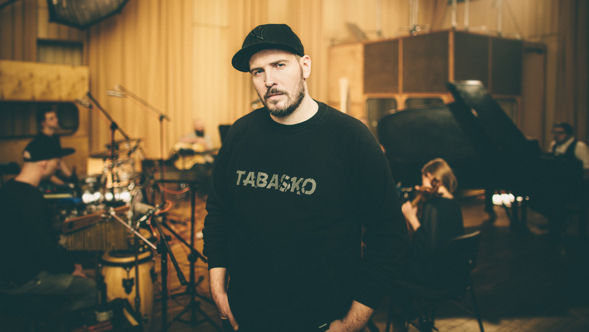 Tomasz Beksiński twierdził, że „Jeśli rap można nazwać muzyką, to z równym powodzeniem można by zacząć podawać gówno w restauracjach jako delikates o wyrafinowanym smaku”. To był jednak gość, który lubił chodzić w pelerynie, więc przyjmijmy lepiej zasadę ograniczonego zaufania. Jeżeli przez ostatnie kilkanaście lat leżeliście w śpiączce, nasza selekcja hip-hopowych artystów pozwoli nadrobić zaległości z polskiej popkultury tuż przed występem O.S.T.R-a na Święcie Młodego Cydru w Lublinie (16 września).