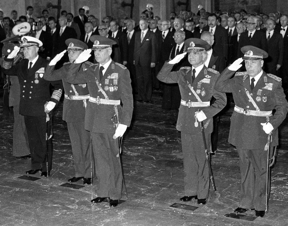 Przywódcy puczu w 1980 roku: adm. Nejat Tumer, gen. Nurettin Ersin, gen. Kenan Evren, gen. Tahsin Sahinkaya, gen. Sedat Celasun