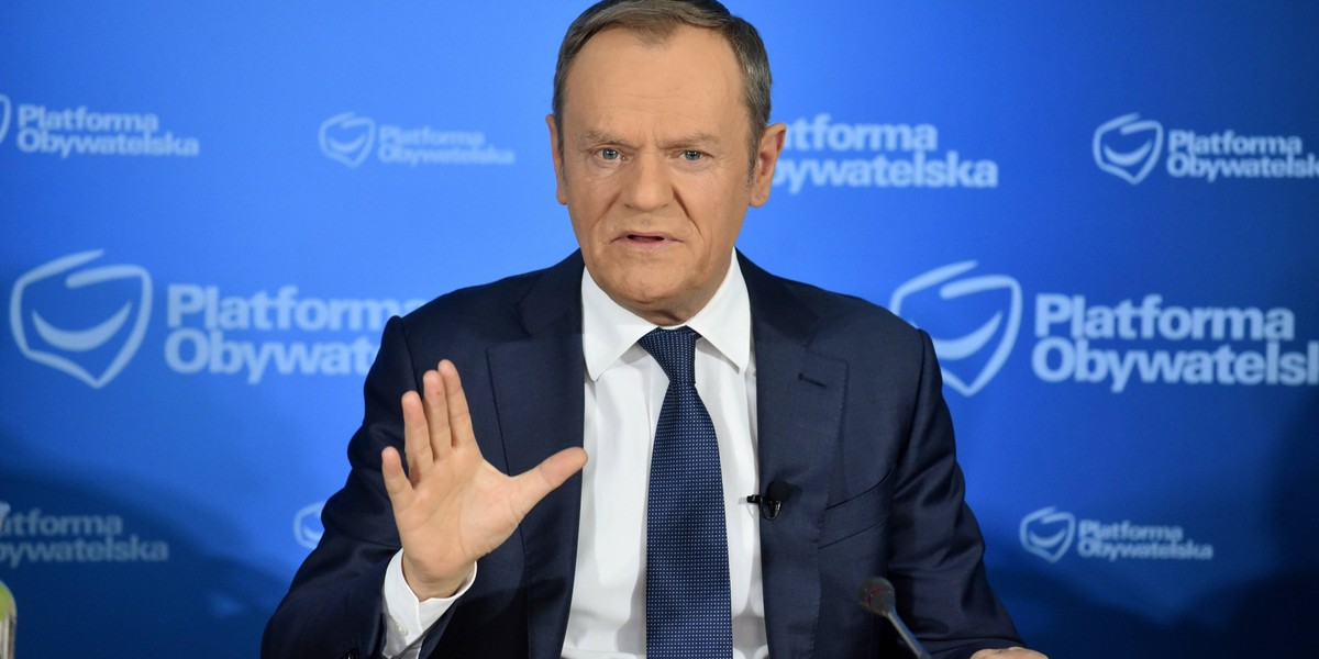 - Właściwie w każdej sprawie wprowadza ludzi w błąd. I to określenie jest dość delikatne - mówił Donald Tusk o premierze Mateuszu Morawieckim.