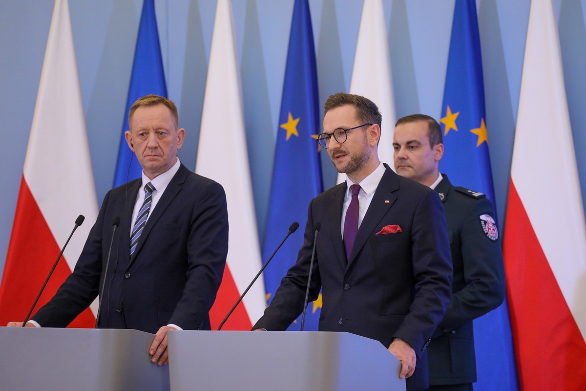 Minister rolnictwa i rozwoju wsi Robert Telus (L) i minister rozwoju i technologii Waldemar Buda (C) podczas konferencji prasowej w Kancelarii Prezesa Rady Ministrów