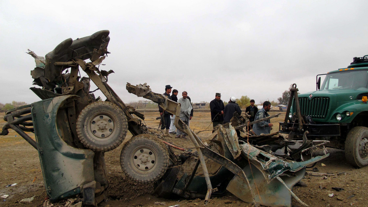 Państwo Islamskie w makabryczny sposób straciło czterech żołnierzy. Członkowie milicji lojalnej wobec wpływowego przedstawiciela lokalnych władz obcięli głowy czterem bojownikom Państwa Islamskiego (ISIS) i umieścili je przy głównej drodze we wschodnim Afganistanie - poinformowały lokalne władze afgańskie.