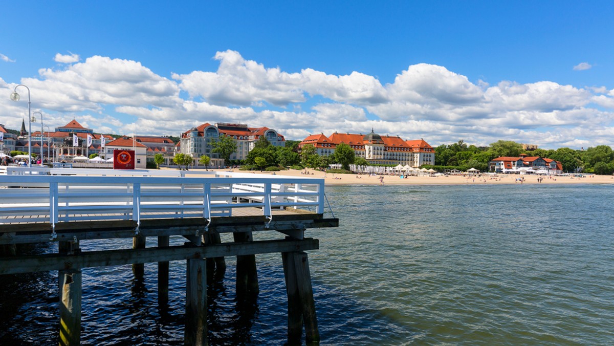 27-latek z Krakowa przez kilka miesięcy ubiegłego roku wystawiał ogłoszenia wynajmu nadmorskich apartamentów po okazyjnych cenach. Fikcyjne anonse umieszczał na różnych portalach internetowych - mówi rzecznik małopolskiej policji, Sebastian Gleń. Zdjęcia natomiast mężczyzna kopiował z autentycznych ofert.