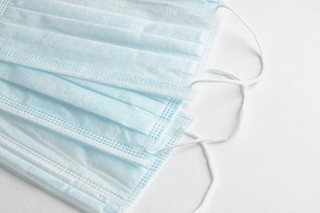 Starsze dzieci powinny w szkole nosić maseczki. Tak wynika ze stanowiska zespołu ds. COVID-19 PAN