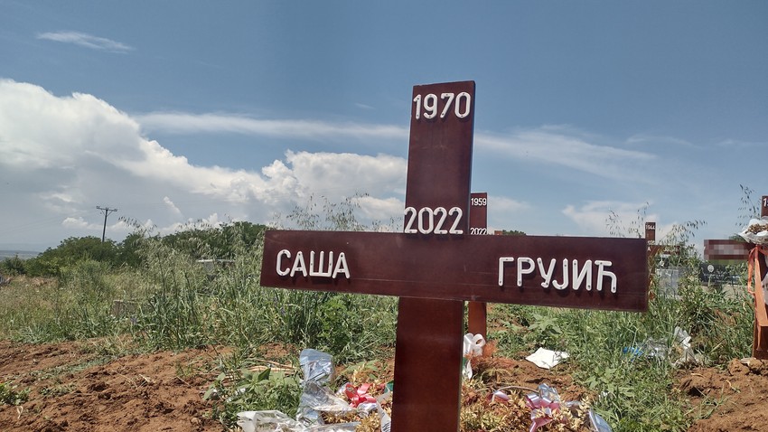 Saša Grujić koga je zadavio brat sahranjen nakon više od mesec dana