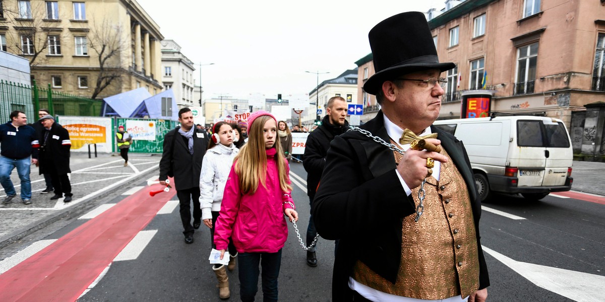 Nowy projekt sugeruje m.in. dwukrotne podniesienie minimum dochodowego umożliwiającego wnioskowanie o wsparcie. Na zdjęciu: Protest frankowiczów w 2015 roku