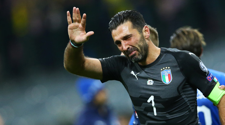 Gianluigi Buffon sírva búcsúzott a kiesés után/Fotó: AFP