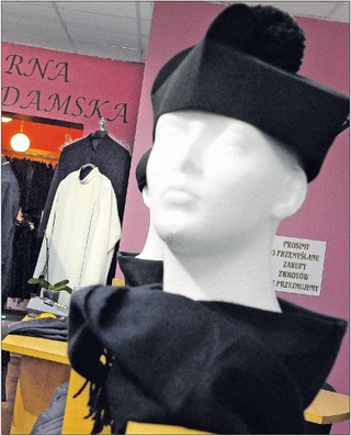 Stringi w...sklepie z sutannami