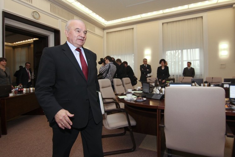 11. Stanisław Kalemba - minister rolnictwa. 6 proc. Dalej znaleźli się: Tomasz Siemoniak, minister obrony narodowej (6 proc.), minister transportu Sławomir Nowak (5 proc.), minister nauki i szkolnictwa wyższego Barbara Kudrycka (4 proc.), minister pracy Władysław Kosiniak-Kamysz (4 proc.), minister środowiska Marcin Korolec (3 proc.), szef MSW Bartłomiej Sienkiewicz (3 proc.) i minister edukacji narodowej Krystyna Szumilas (3 proc.)