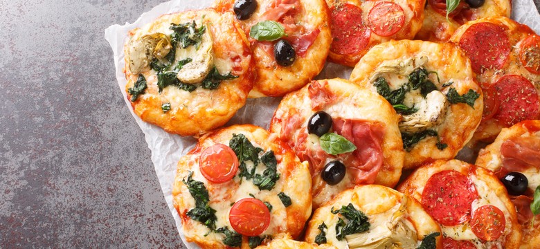 Dodaj jajka i jeszcze jeden składnik. Pizzerinki z serka wiejskiego