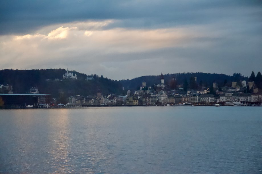 Lucerna położona jest nad Jeziorem Czterech Kantonów (niem. Vierwaldstättersee), zajmującym powierzchnię 114 km kwadratowych. Jest ono czwartym jeziorem Szwajcarii, a Lucerna jest jednym z 10 największych miast w kraju. 