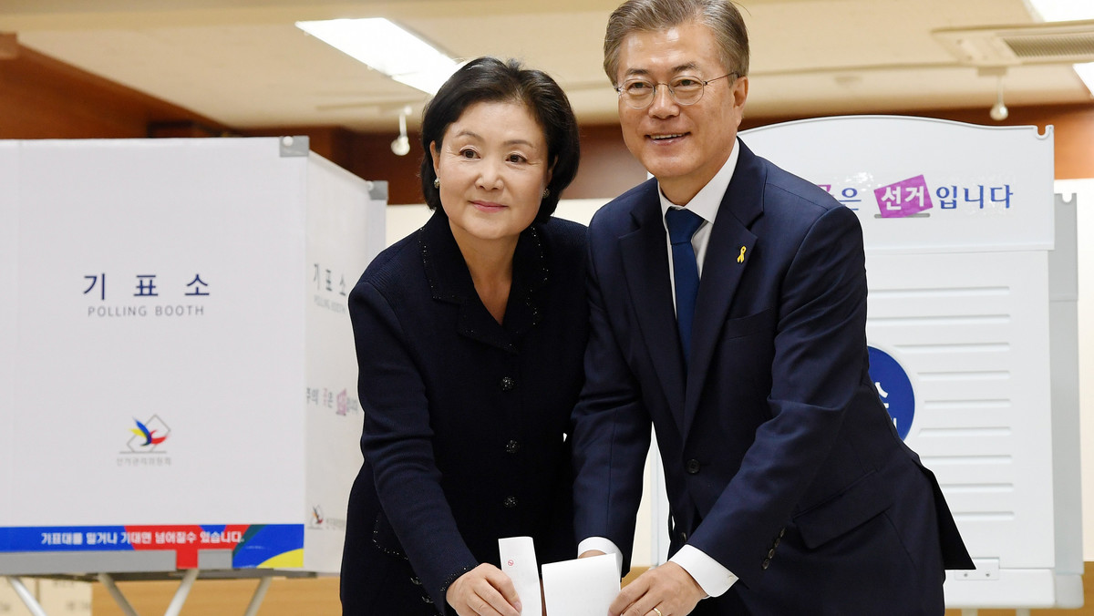 Były adwokat specjalizujący się w obronie praw człowieka i kandydat centrolewicowej Demokratycznej Partii Razem Mun Dze In zwyciężył w dzisiejszych przedterminowych wyborach prezydenckich w Korei Płd., zdobywając 41,4 proc. głosów - wynika z sondaży exit poll.