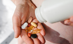 Na co pomaga witamina B12? Lekarz mówi, jak rozpoznać niedobór