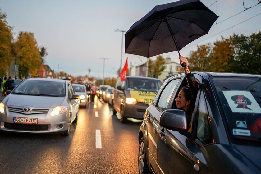 Emocje sięgają zenitu. Masowe protesty po wyroku ws. aborcji kontra apel premiera