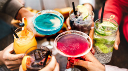 Czy mieszanie różnych alkoholi sprawia, że szybciej się upijamy?
