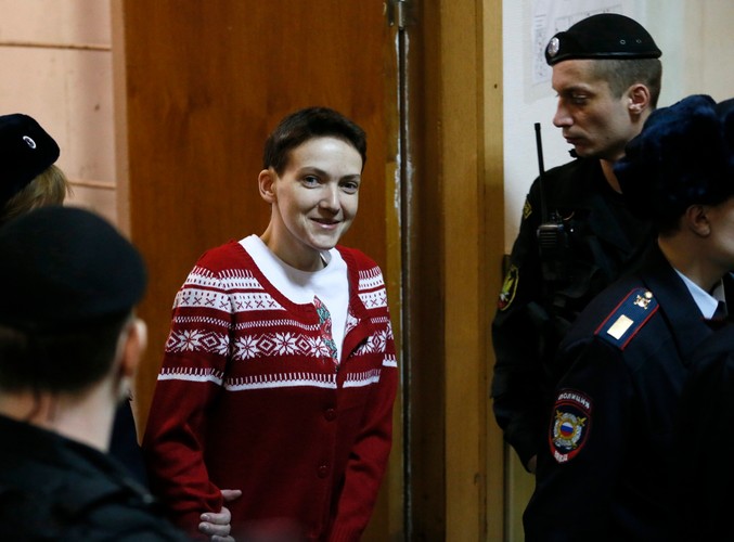 Nadia Sawczenko przed Basmańskim Sądem Rejonowym w Moskwie