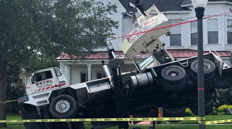 Szinte teljesen kettévágta / Fotó: Orlando Fire Department