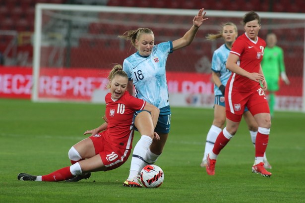 Zawodniczka reprezentacji Polski Weronika Zawistowska (L) i Frida Maanum (2L) z Norwegii podczas meczu eliminacyjnego piłkarskich mistrzostw świata kobiet