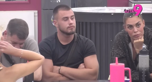 Sve više kipti od besa: Viktoru pun kofer Mininih gluposti, ne može da veruje da ga upoređuje s Mensurom!