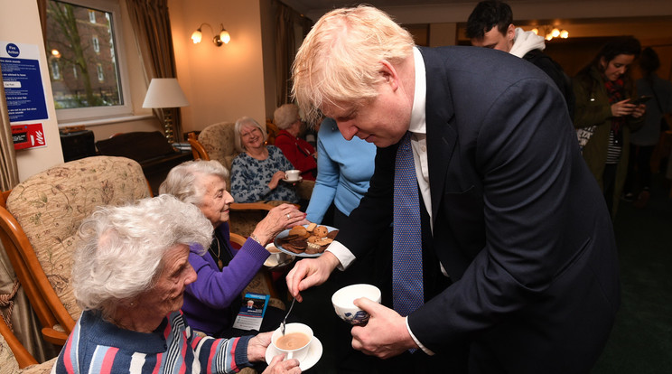 A miniszterelnök a körzetéhez tartozó nyugdíjas otthonba látogatott kampányában / Fotó: Profimedia-Reddot