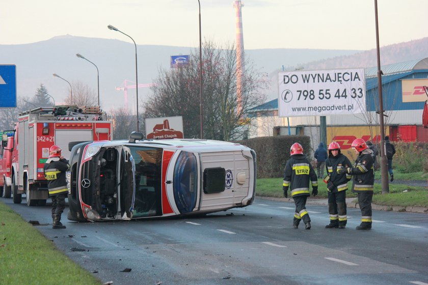 Wypadek karetka Jelenia Góra Kiepury Jana Pawła II