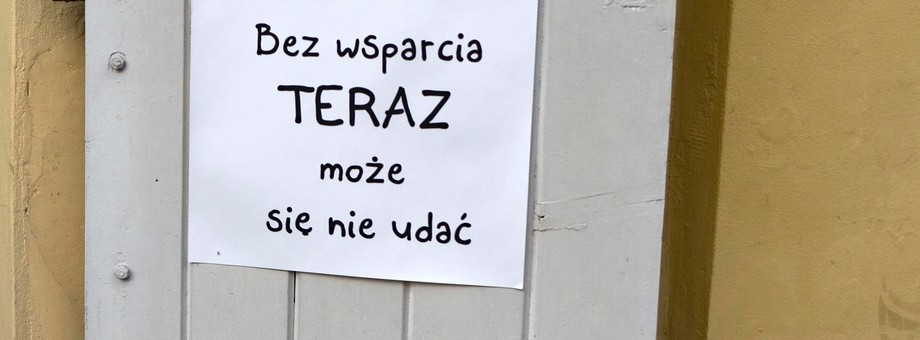 Przedsiębiorcy, którzy skorzystali z pomocy publicznej w czasie epidemii, muszą liczyć się z kontrolą po otrzymaniu środków. Na zdjęciu: pozamykane w związku z pandemią obiekty gastronomiczne oferują jedynie dania na wynos, Kraków, 07.11.2020