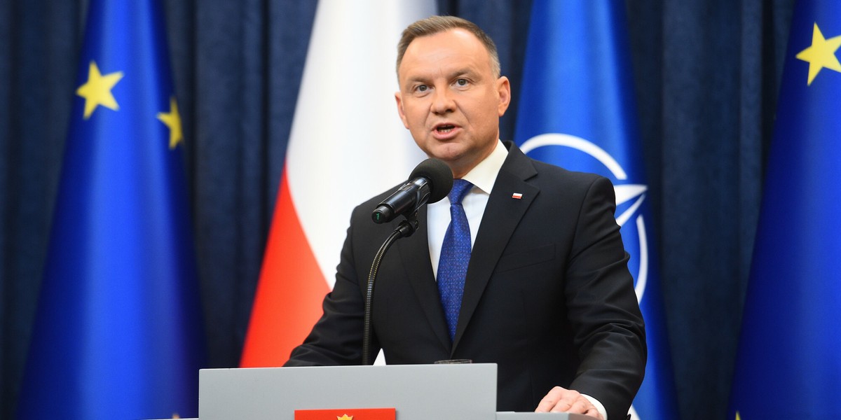 Prezydent Andrzej Duda nie zablokował lex Tusk, bo chce znać szczegóły umów. Jego  nowelizacja nie naprawia ustawy, która pozwala prześwietlić firmy