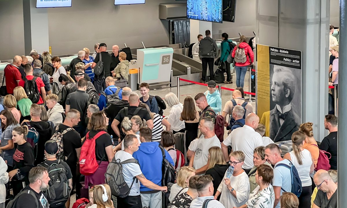 Duże lotnisko ogłosiło zakaz. Poszło o ten strój. "Mamy tego dość"