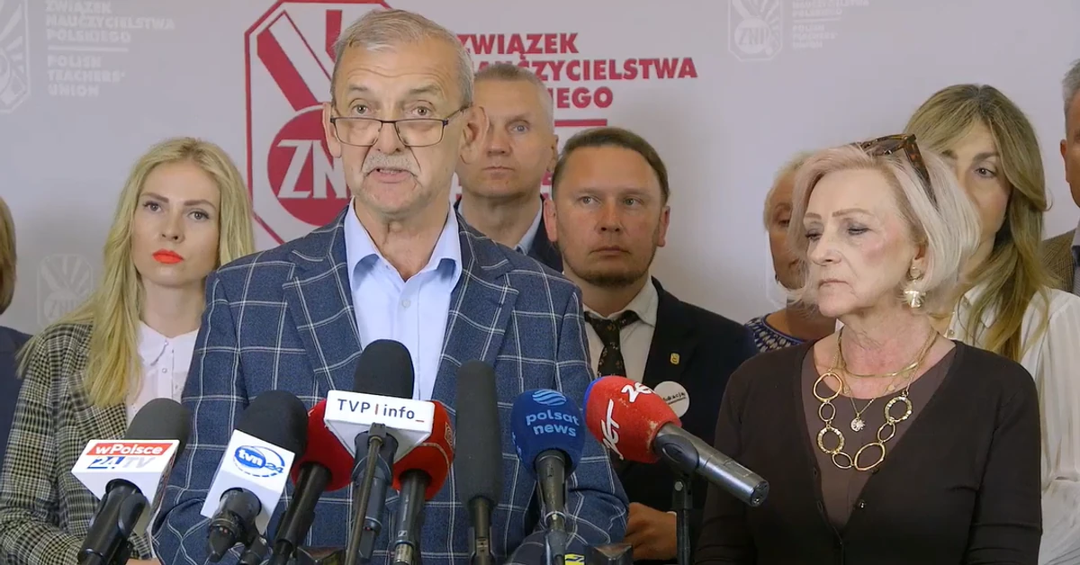 "Nauczyciele więcej pracując, mniej zarabiają". ZNP zgłasza konkretny postulat