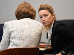 "Kogo chce wziąć na ten brak stanika?!". Internauci rozkładają na czynniki pierwsze sądowe stylizacje Amber Heard
