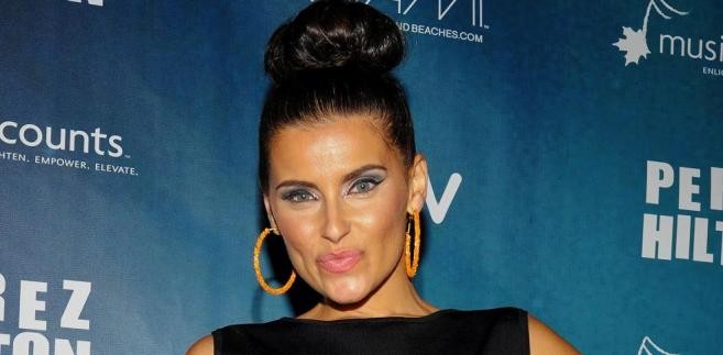 <b>Nelly Furtado u Kaddafiego</b>
<br>
<br>
Równie popularnym pracodawcom jak despoci republik kaukaskich był kiedyś dyktator Libii Muammar Kaddafi. Na pracę dla członków rodziny obalonego władcy zdecydowała się piosenkarka Nelly Furtado - w 2007 roku za trwający zaledwie 45 minut prywatny występ we włoskim hotelu otrzymała milion dolarów. 
<br>
<br>
Kiedy spraw wyszła na jaw, jako pierwsza artystka przyznała się do tego typu występu i zapewniła, że całą sumę przeznaczyła na cele charytatywne, zmuszając tym samym inne gwiazdy do tego typu zachowań.