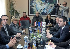 602033_kragujevaclevo-hrvatski-ambasador-gordan-mrkotic-i-desno-radomir-nikolic-gradonacelnik210415ras-foto-nebojsa-raus02