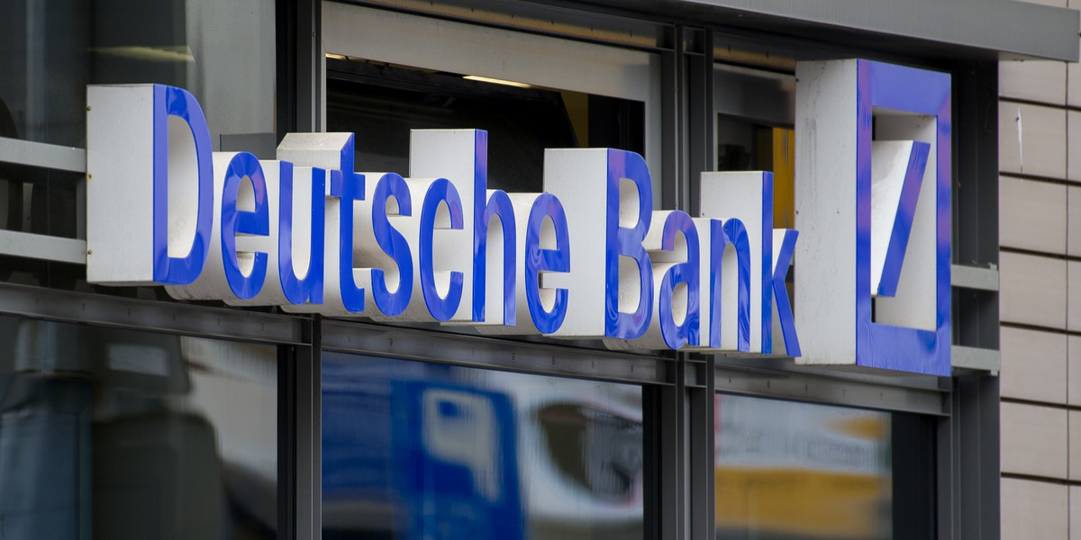 BlackRock (największy akcjonariusz Deutsche Banku), posiadający 4,8 proc. akcji tej spółki, rekomenduje, by na WZA zagłosowano przeciwko radzie nadzorczej i zarządowi niemieckiego banku. 