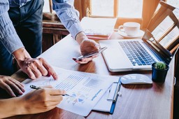 Szef kazał ci pracować w sobotę? Zobacz, co otrzymasz w zamian