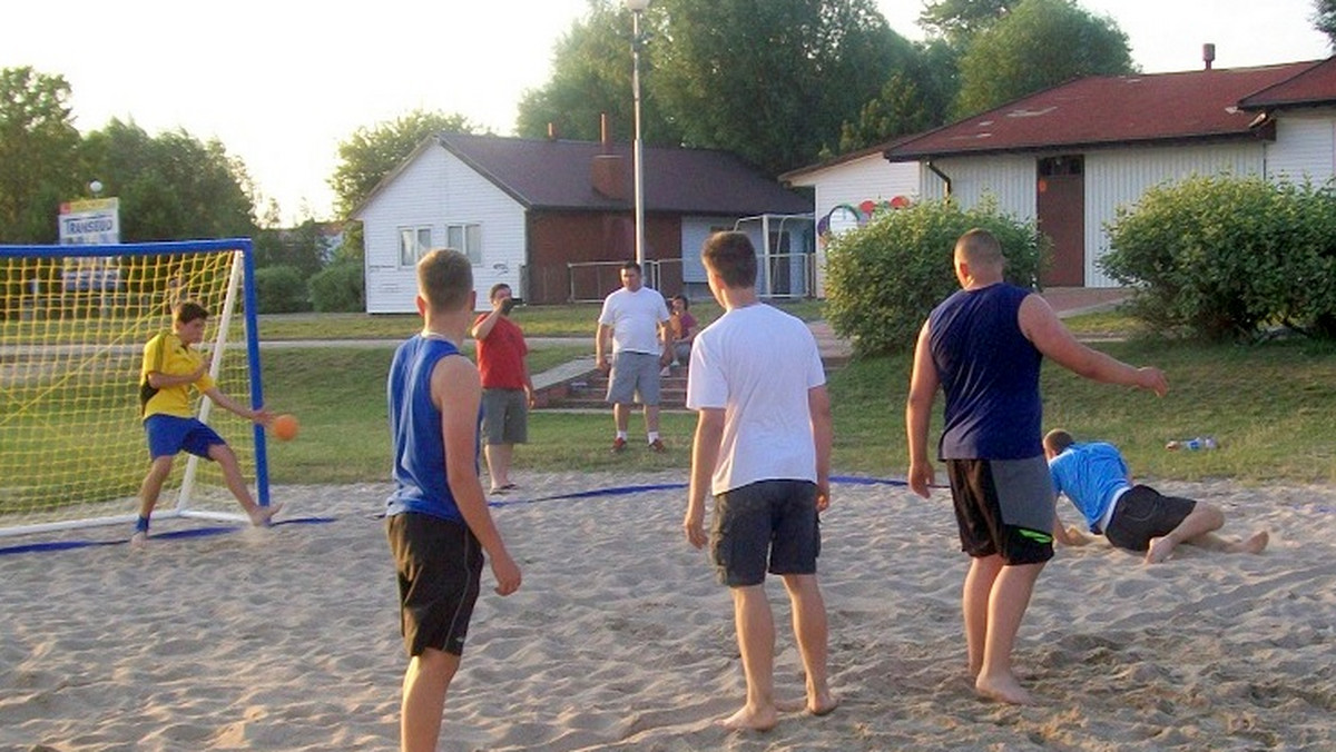 Do końca wakacji na ełckiej plaży miejski można pograć w piłkę siatkową. To inicjatywa Ełckiego Klubu Sportowego Szczypiorniak.