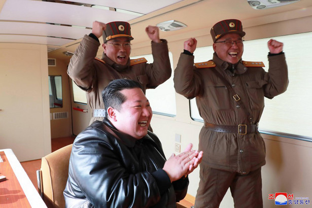Kim Dzong Un podczas próby rakietowej