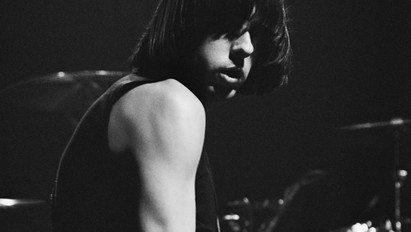 Brutális összegért árverezték el a Ramones gitárosának legendás hangszerét