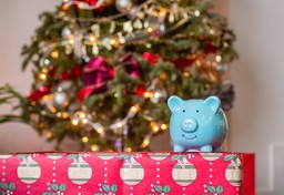 Ile wydamy na Święta 2025? Koszyk dla rodziny spada o 150 zł, choć wydatki rosną [Raport]