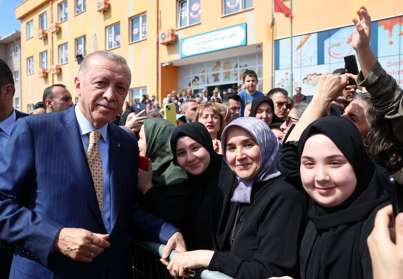 Recep Tayyip Erdogan spotyka się z mieszkańcami Stambułu podczas wyborów, marzec 2024 r.