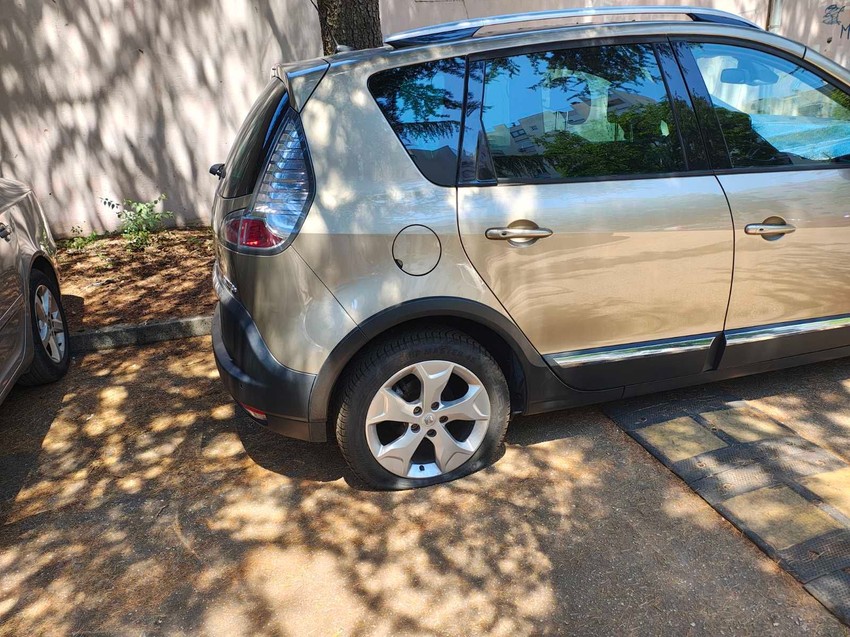 Srbima izbušene gume u Hrvatskoj