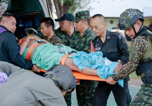 Tajlandski vojnici unose ranjenog civila u vozilo hitne pomoći | Foto: ROYAL THAI ARMY/HANDOUT/EPA/Shutterstock