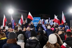 Debata w Końskich. Trzaskowski schował tęczową flagę, którą wręczył mu Nawrocki. Flagę przejęła Biejat