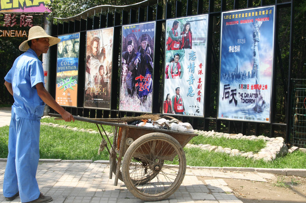 Afisze filmów przed kinem w Pekinie. Fot. Niva Whyman/Bloomberg News.