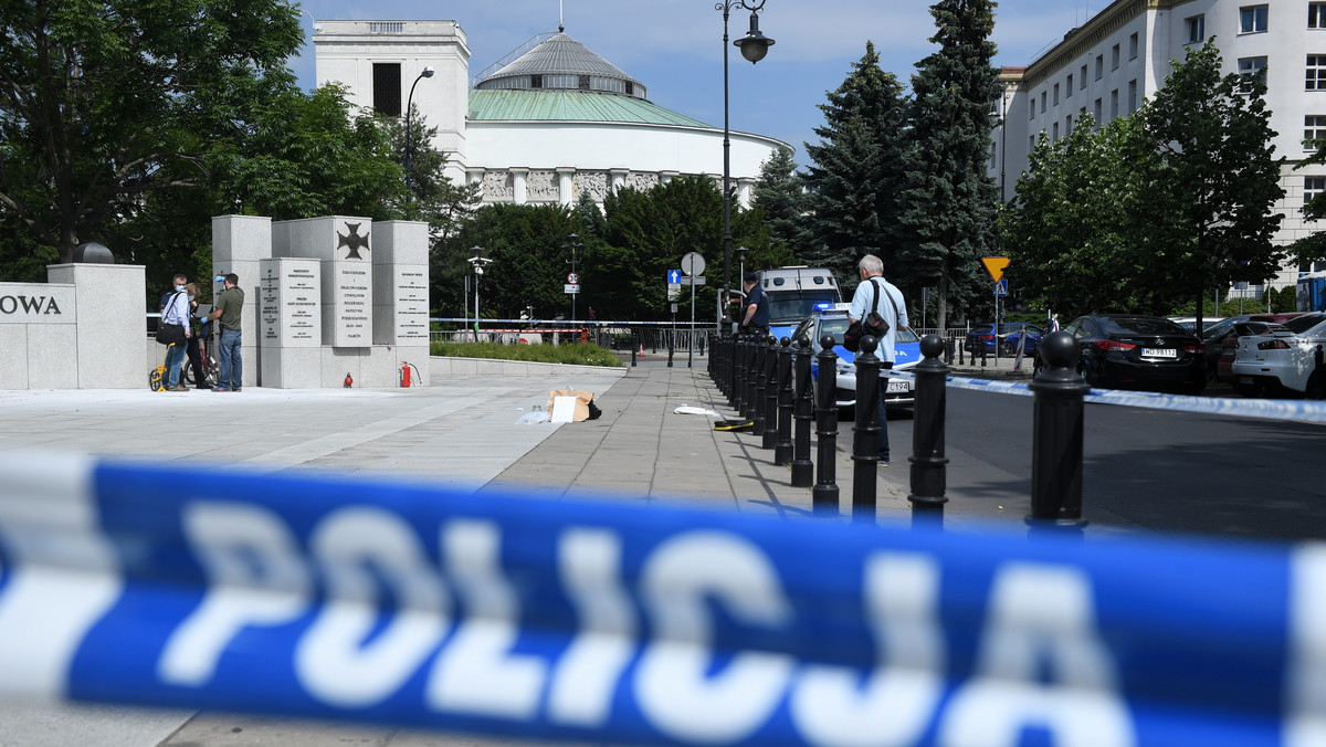 W środę wieczorem mężczyzna, który podpalił się we wtorek w Warszawie przed Sejmem, został wybudzony ze śpiączki farmakologicznej. Tego samego dnia został przesłuchany - powiedział dziś Robert Szumiata ze śródmiejskiej komendy policji. Dodał, że 48-latek nie chciał ujawniać powodów swojego zachowania.