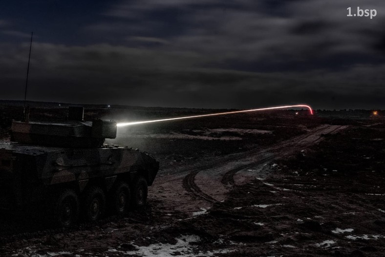 Rosomak z ZSSW-30 w trakcie nocnego strzelania.