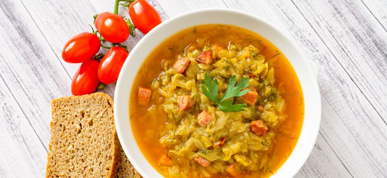 Zupa z młodej kapusty. Wiosenny przepis Jakuba Kuronia