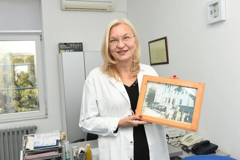 Dr Olivera Ostojić, upravnik ove bolnice i načelnik Odeljenja intenzivne nege i lečenja podseća na dugu istoriju ove ustanove