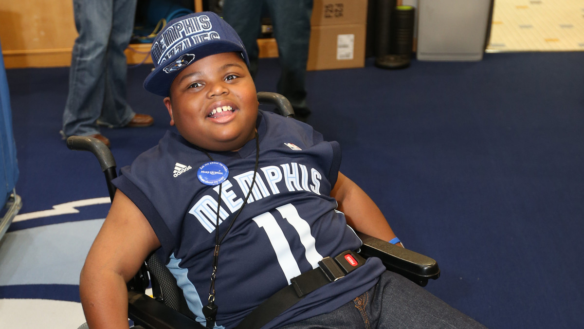 Zawodnicy i władze Memphis Grizzlies spełnili marzenie chorego chłopca, który jest fanem drużyny. Charvis Brewer został najmłodszym zawodnikiem w historii, który został przyjęty przez zespół NBA.